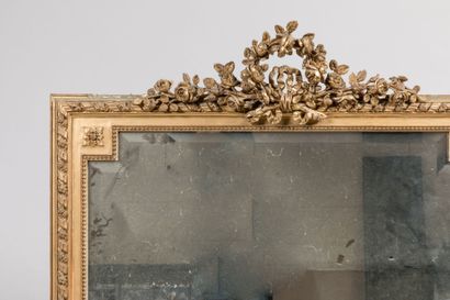 null Rectangular mirror in wood and gilded stucco decorated with florets in the spandrels,...