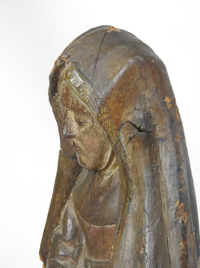 null SAINTE en prière en bois sculpté. XVIIe-XVIIIe siècle. H. 88 cm. Usures et petits...