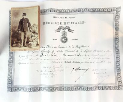 null DOCUMENTS. Diplôme de la médaille militaire sur parchemin remis au sergent Fernand...