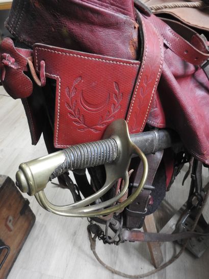 null ARMEE d'AFRIQUE. Selle de spahi composée de l'arçon en bois avec poche à fers...