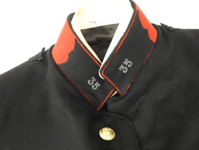 null INFANTERIE. Tunique modèle 1931 de capitaine du 35e RI en drap fin noir, à collet...