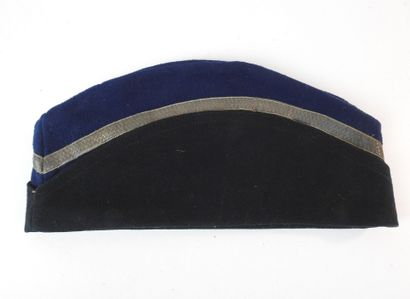 null GENDARMERIE. Bonnet de police modèle 1899 de sous-officier en drap bleu à rabat...