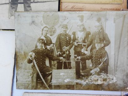 null PHOTOGRAPHIES. Lot d'environ 21 photos de militaires de divers corps dont l'une...