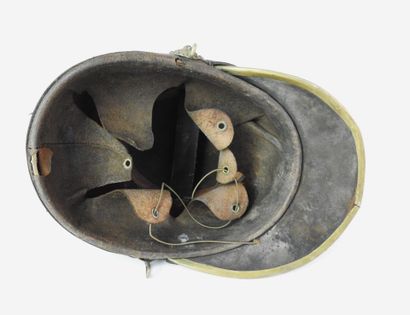 null CAVALERIE. Shako modèle 1872 de chasseurs à cheval à carcasse de carton fort...