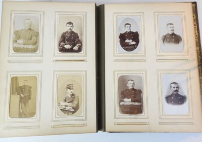 null ALBUM PHOTOS. Album contenant environ 90 photos d'officiers et de soldats des...