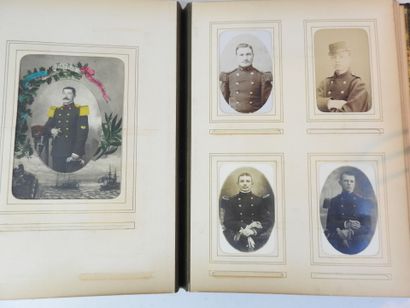 null ALBUM PHOTOS. Album contenant environ 90 photos d'officiers et de soldats des...