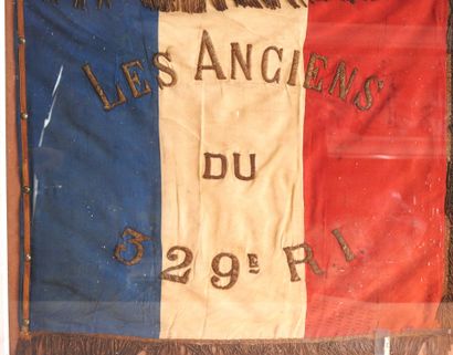 null FANION. Fanion tricolore brodé en cannetille "Les anciens du 329e RI" (régiment...