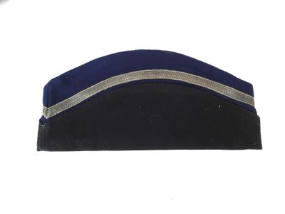 null GENDARMERIE. Bonnet de police modèle 1899 de sous-officier en drap bleu à rabat...