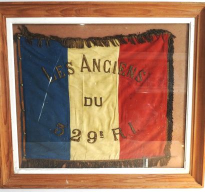 null FANION. Fanion tricolore brodé en cannetille "Les anciens du 329e RI" (régiment...