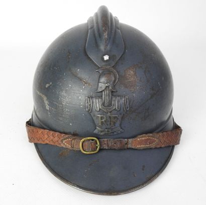 null COLLECTION de M. A. B. GENIE. Casque Adrian modèle 1915 en acier peint en bleu...