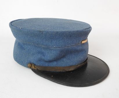 null ARTILLERY. Officer's cap in fine horizon blue cloth, golden chinstrap, buttons...