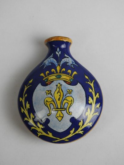 null BLOIS dans le gout de : Petite gourde en faience ornée d'un profil d'homme....