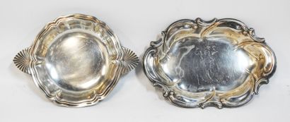 null Lot in silver plated metal including : Oblong bowl with scalloped edge and a...