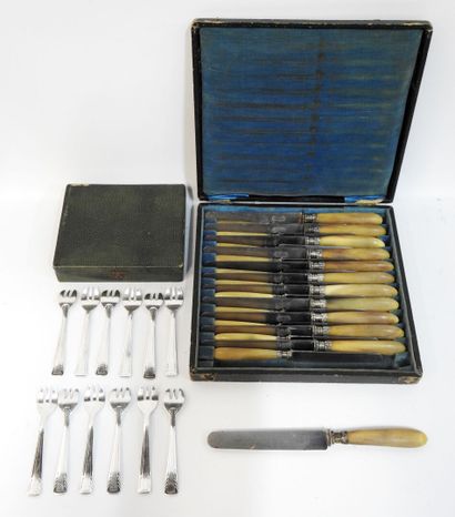 null Suite of twenty-three large knives with blond horn handles
A suite of twelve...