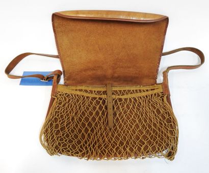 null Brown leather shoulder bag.
40 x 30 cm