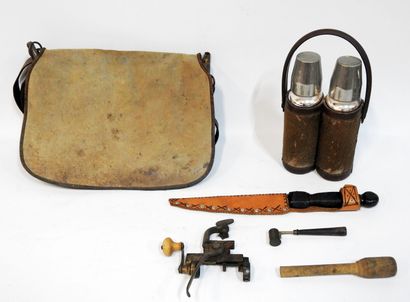 null Lot including : Hunting thermos, game bag, cartridge making kit and miscellaneous.
In...