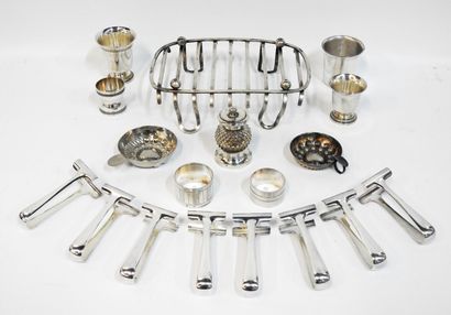 null Lot in silver plated metal including: Egg cup, napkin rings, timbales, pepper...
