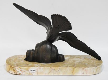 null Regula representing a seagull, marble base.
24,5 x 37,5 x 12,5 cm.
Minor chips...