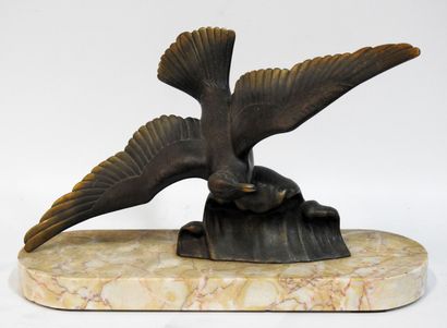 null Regula representing a seagull, marble base.
24,5 x 37,5 x 12,5 cm.
Minor chips...