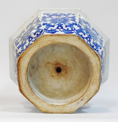null CHINE - XXeme
Cache pot en porcelaine à huit pans à décor blanc et bleu.
H.:...