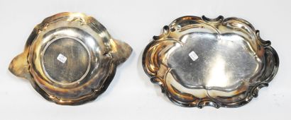 null Lot in silver plated metal including : Oblong bowl with scalloped edge and a...