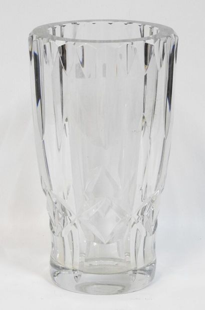 null BACCARAT
Vase of flared form out of cut crystal. 
H.: 25.5 cm.
Chips on the...