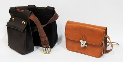 null Lot including : Handbag in fawn leather with shoulder strap and a pair of leather...