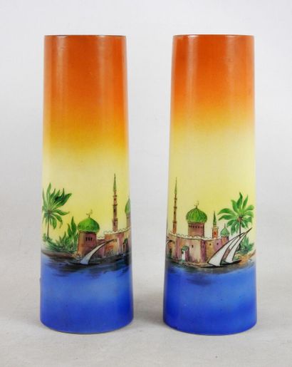 null Paire de vases de forme tronconique en verre opalin d'un décor tournant délicatement...