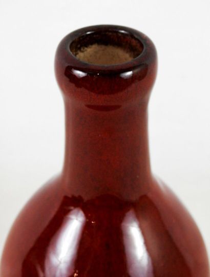 null Vase bouteille en faience à couverte bordeaux.
H.: 30,5 cm.
Usures.