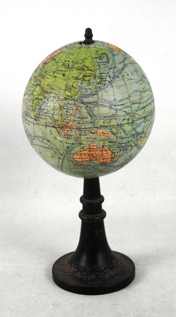 null J. FOREST Géographe
Petit globe terrestre sur pied en bois noirci.
H.totale....