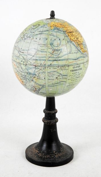 null J. FOREST Géographe
Petit globe terrestre sur pied en bois noirci.
H.totale....