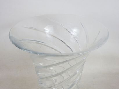 null Vase en cristal à col évasé à décor meulé spiralé
H. : 25 cm
Usure.