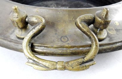 null Bassine circulaire en cuivre, poignée en bronze.
H.: 10 cm ; Diam.: 44 cm.