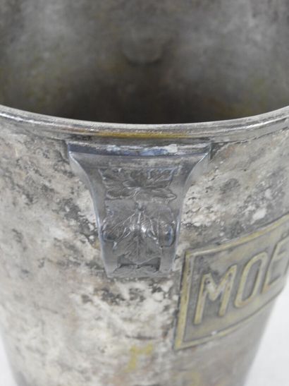 null MOET & CHANDON
Seau à champagne en métal argenté
H. : 19 cm
Chocs et usures...