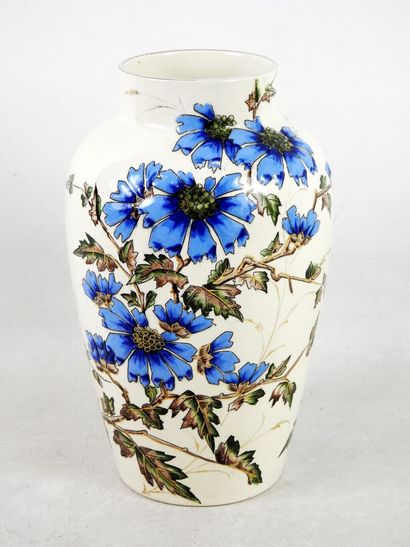 null KELLER & GUERIN
Vase en faience fine à décor floral emaillé et réhauts dorés.
Marque...