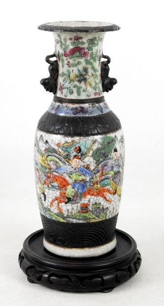 CANTON
Vase en porcelaine à décor d'une scène...