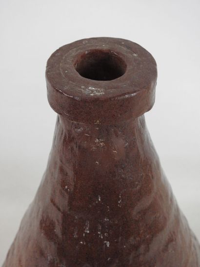 null Vase ajouré en terre-cuite vernissée à couverte brune.
H.: 37,5 cm.
Usures.