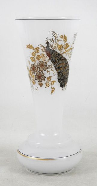 null Vase en verre opalin à col évasé à décor d'un oiseau branché.
H.: 30,5 cm.
Usure...