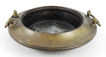 null Bassine circulaire en cuivre, poignée en bronze.
H.: 10 cm ; Diam.: 44 cm.