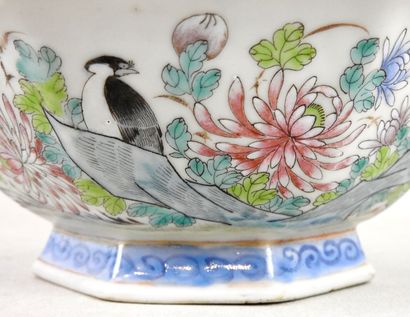 null CANTON
Coupe octogonale sur talon en porcelaine à décor d'oiseaux, de motifs...
