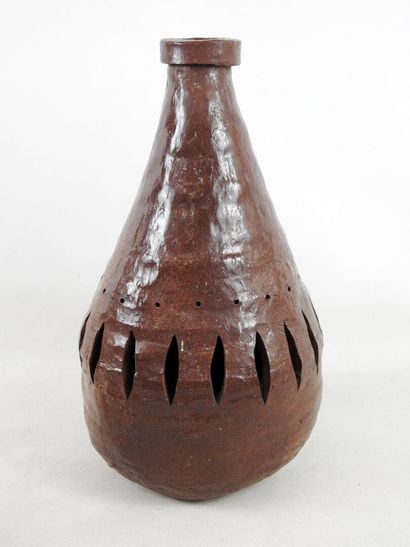 null Vase ajouré en terre-cuite vernissée à couverte brune.
H.: 37,5 cm.
Usures.