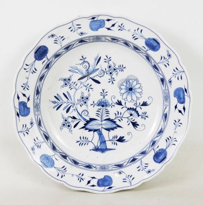 null Grand plat creux en porcelaine de forme circulaire à décor blanc bleu à décor...