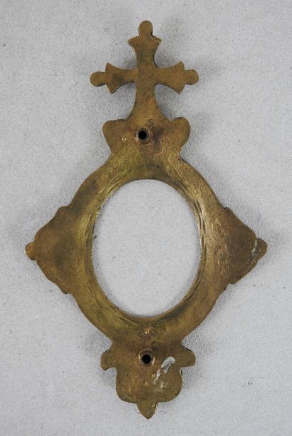 null Cadre miniature en bronze en bronze finement émaillée à vue ovale.
H. : 12,5...