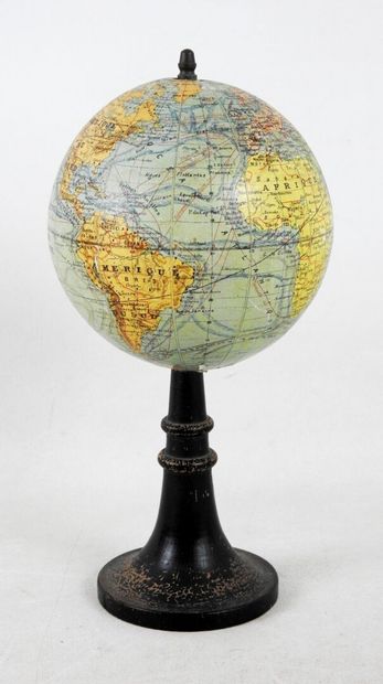 J. FOREST Géographe
Petit globe terrestre...