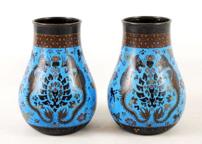 Paire de vases de forme ovoide à décor en...
