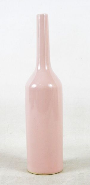 null Vase bouteille en faience à couverte rose pâle.
H.: 26 cm.
Usures