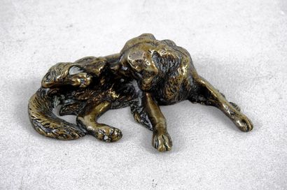 null Réunion de deux sujets en bronze représentant un chien allongé signé Marotte...