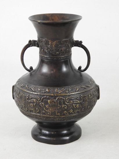 null CHINE
Vase en bronze à patine noire à deux anses détachées.
H. : 23.5 cm
Usures...