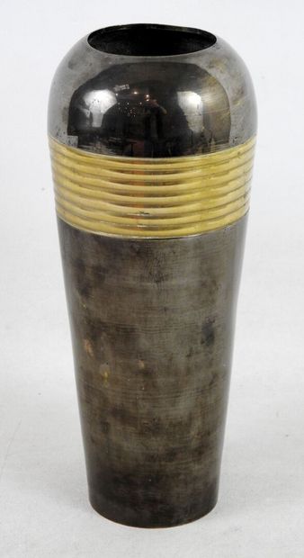 null Travail des années 50
Vase en métal argenté et doré.
H.: 25 cm
