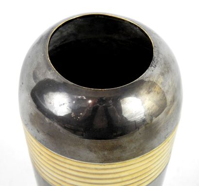 null Travail des années 50
Vase en métal argenté et doré.
H.: 25 cm
